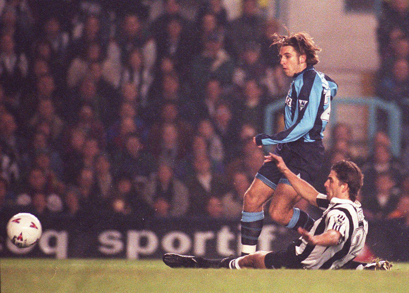 2D5MFJD Darren Huckerby - Coventry City scores past a lunging Phillipe Albert - Newcastle